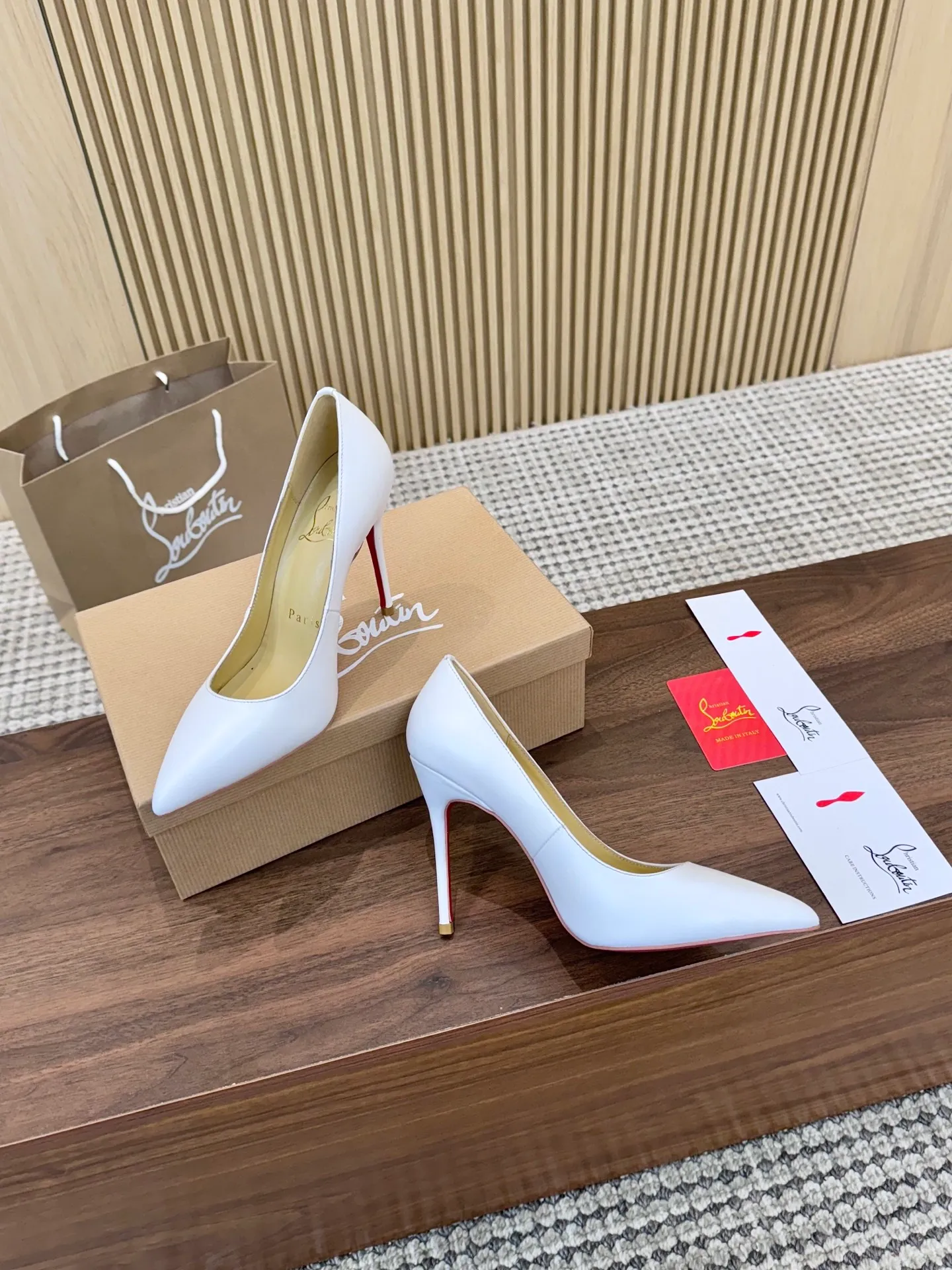 👟👟Ex-factory price 440👟👟 Genuine leather sole +40 Year-round shipment💝Christian Louboutin CL👠 Classic "Matte💎Cow Leather💎Series" noble and luxurious, real blingbling👟👟 Real materials, all customized by the pattern maker, and the materials are made of original customized materials to achieve the taste of the original 6 color options 💍 Upper: Imported 👉 cowhide 💪 Lining: Sheepskin foot pad/lining Size: 34-40.41.42 Heel height: 10.5cm and 8.5cm two options Leather sole Rubber sole